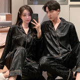 Luxuriöse Pyjama-Sets aus Seide für Paare
