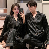 Luxuriöse Pyjama-Sets aus Seide für Paare